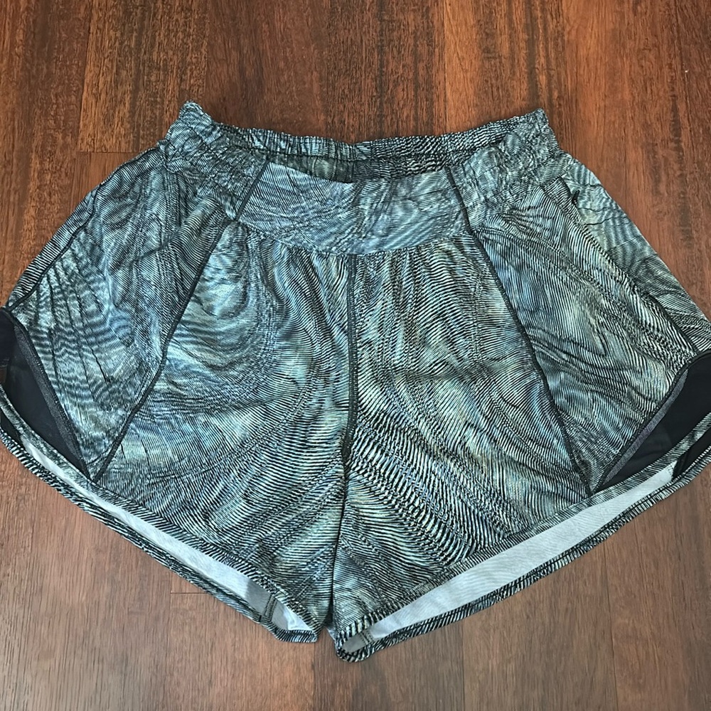 Lululemon Hotty Hot LR Short 4”* lined